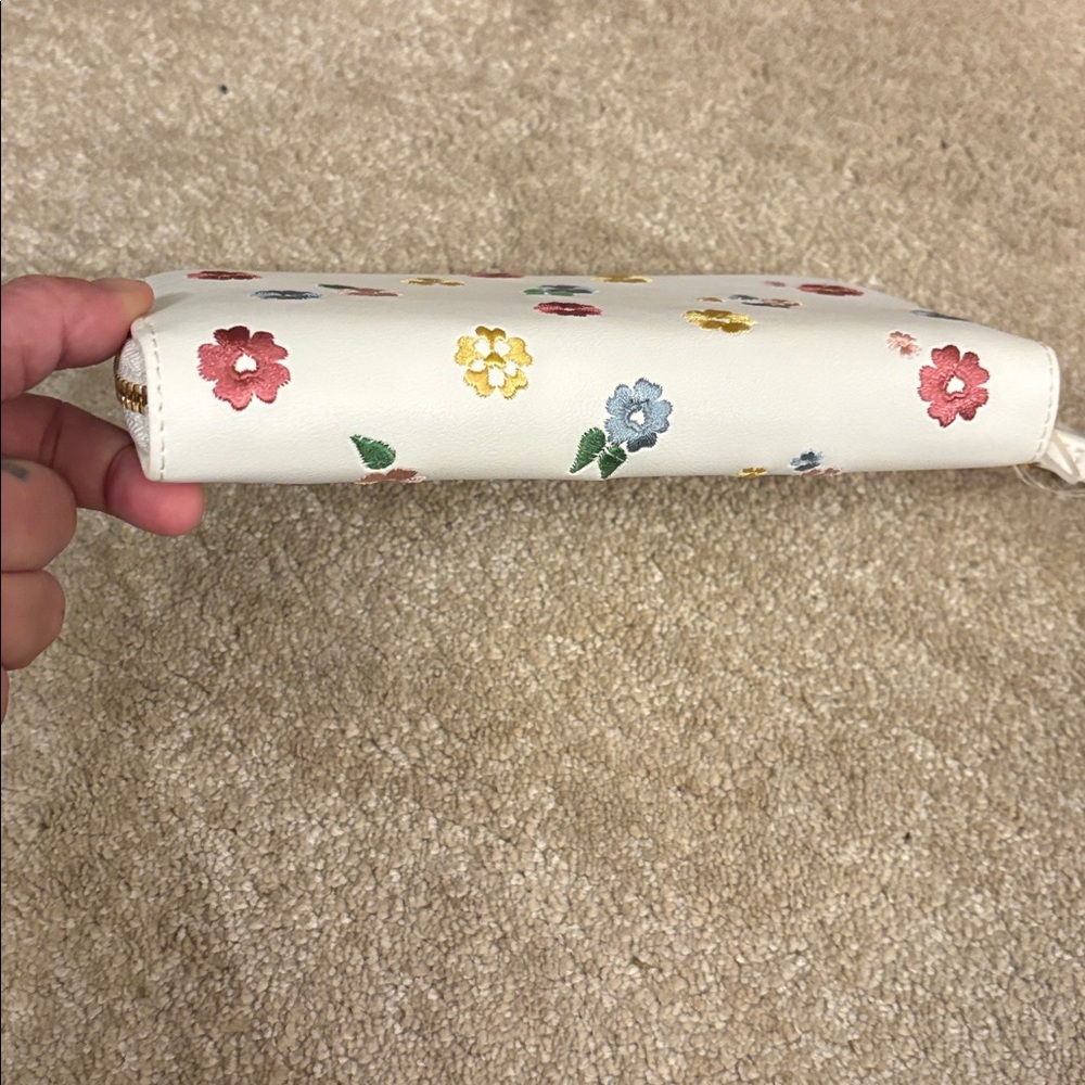NWT Betsey Johnson Floral Wallet 🌼 - Picture 3 of 6